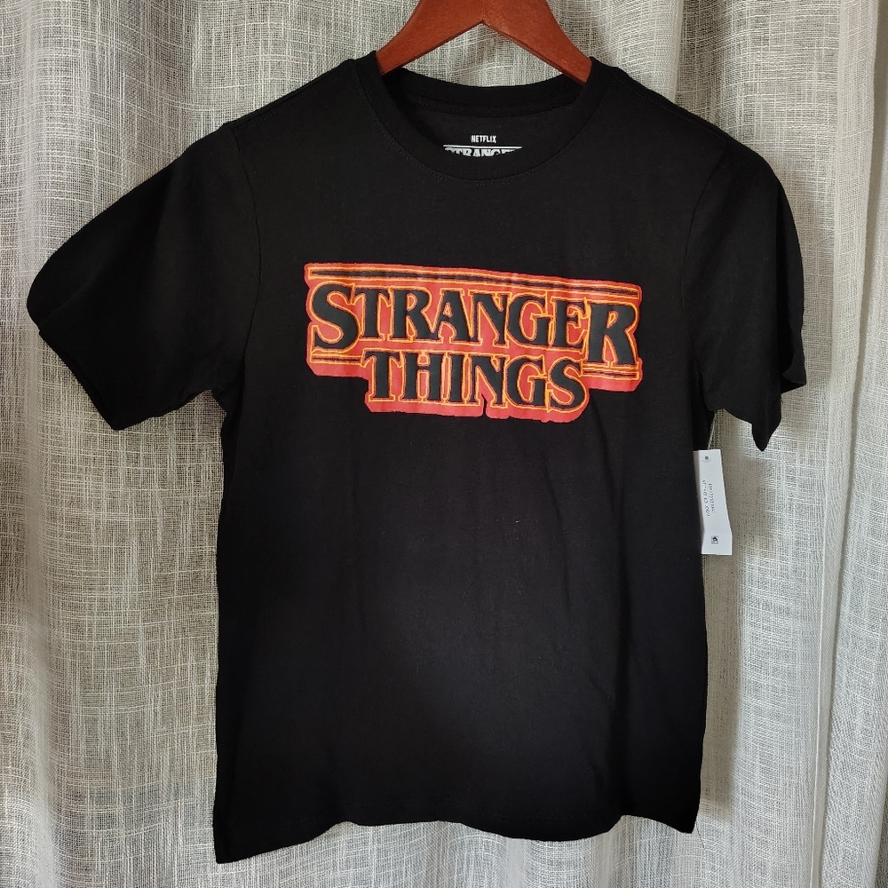 🔥NWT Netflix Stranger Things Embossed Logo Black Kids Tee L 10/12
